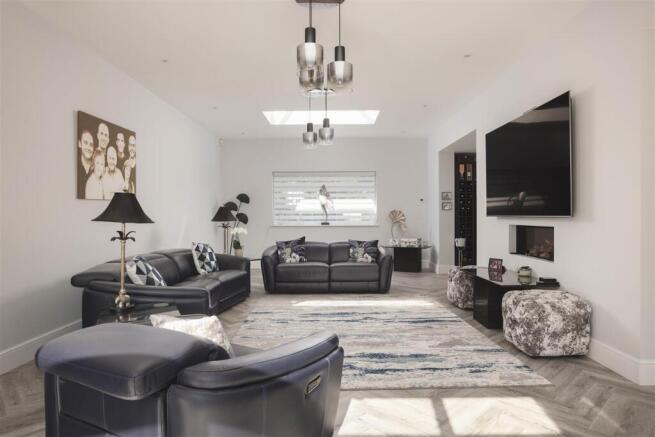5 bed Detached for sale Image 6