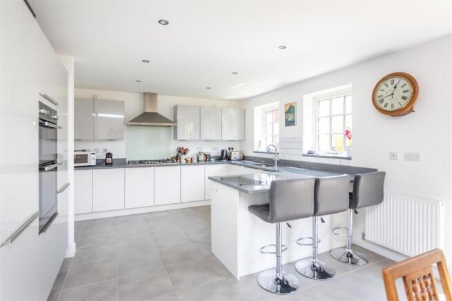 5 bed Detached for sale Image 10
