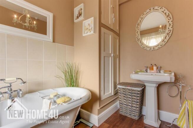 FAMILY BATHROOM: