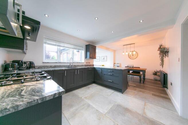 Kitchen & dining room