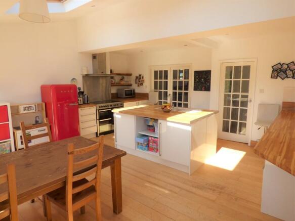 Kitchen diner (b)