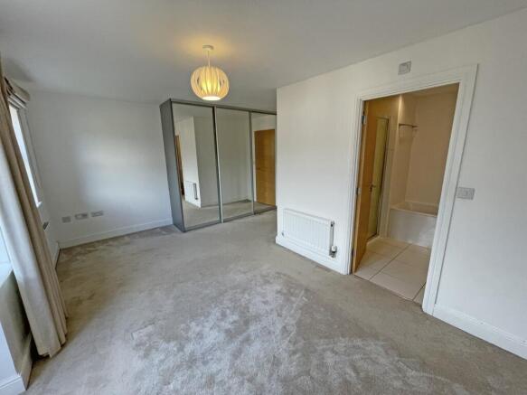 4 bed House to rent Image 5