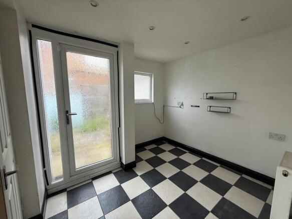 2 bed Semi-Detached to rent Image 4