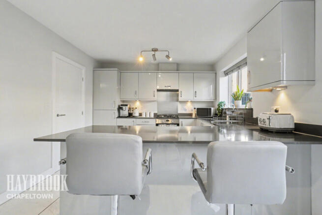 5 bed Detached for sale Image 12