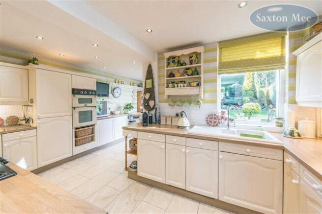 'L' SHAPED KITCHEN