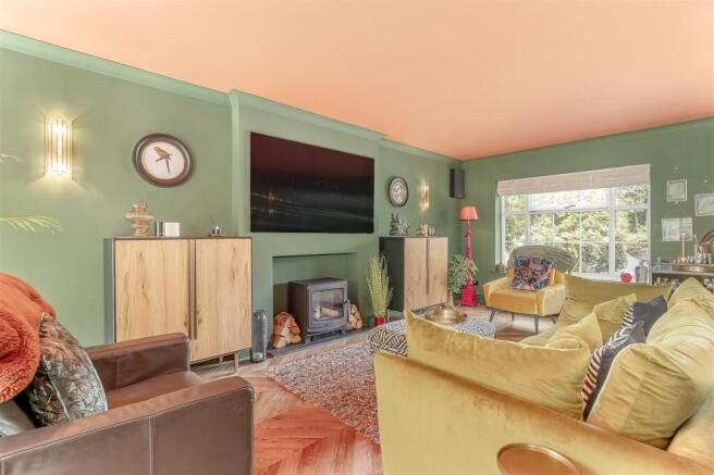 5 bed Detached for sale Image 5