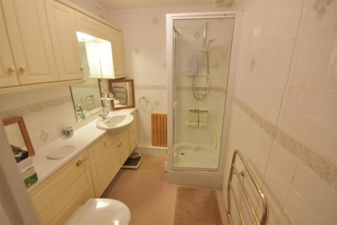 LUXURY SHOWER ROOM