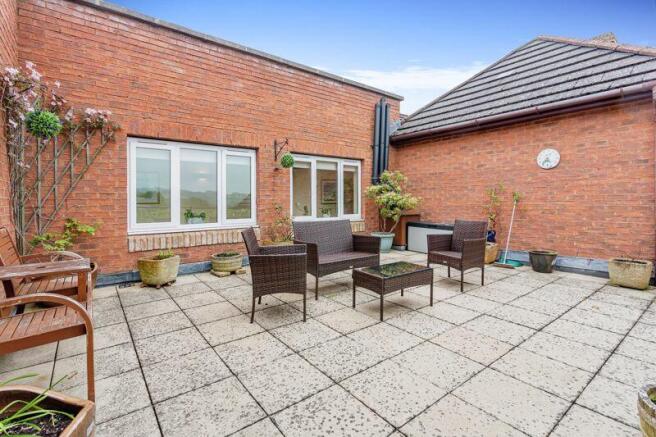 COMMUNAL PATIO