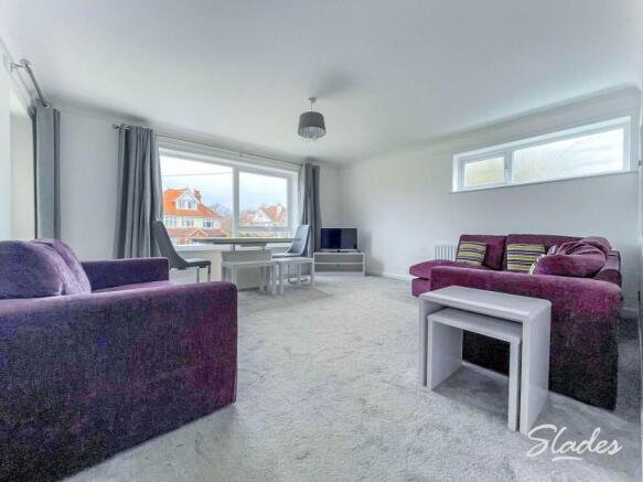 2 lee court lounge m