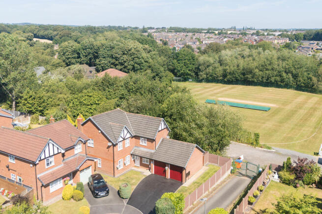 5 bed Detached for sale Image 8