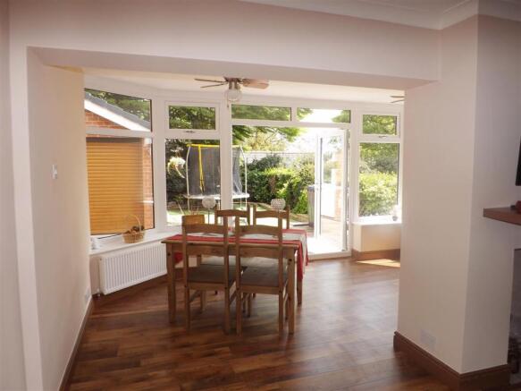 LOUNGE/DINING ROOM