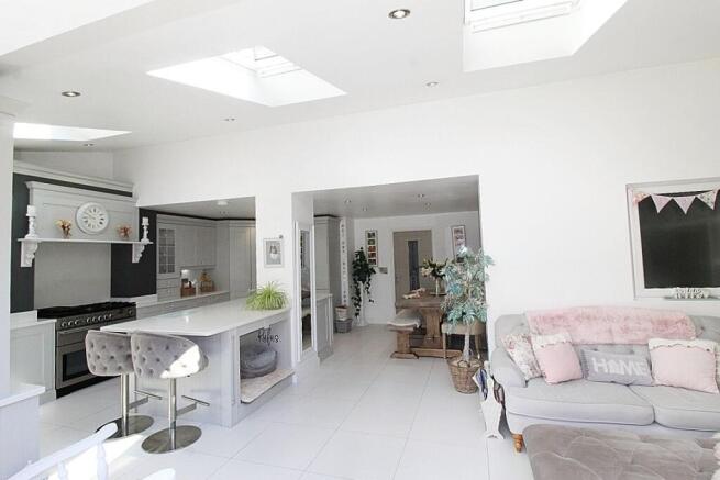 4 bed Detached for sale Image 11