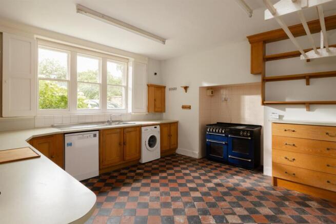 7 bed House for sale Image 8