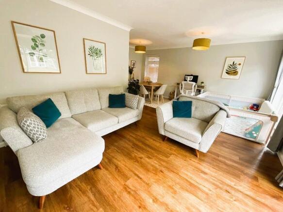 L-SHAPE LIVING ROOM 10'8>8'5 X 17'5>11'3