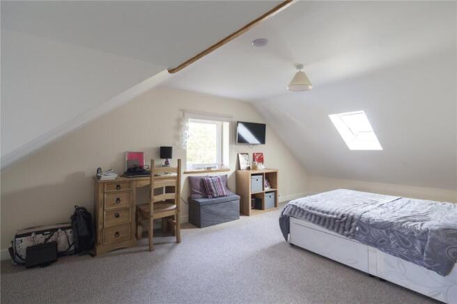 4 bed Semi-Detached to rent Image 11