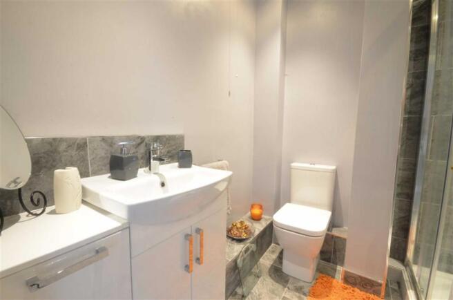 FAMILY SHOWER ROOM