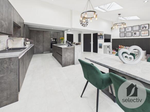 5 bed Detached for sale Image 8