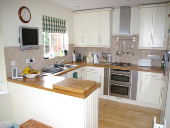 KITCHEN/DINING ROOM