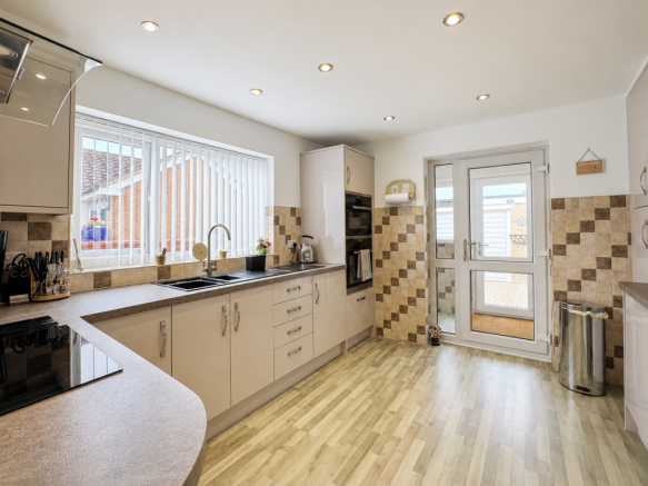 4 bed Detached for sale Image 2