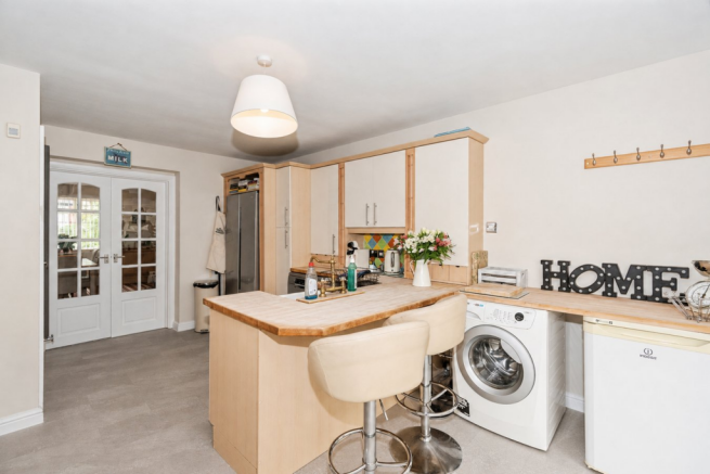 5 bed Detached for sale Image 4