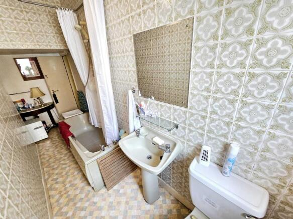 2 bed Flat for sale Image 12