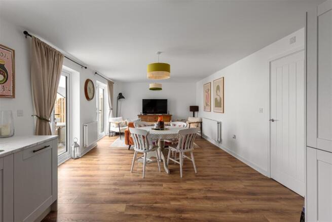 5 bed Detached for sale Image 6
