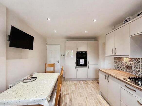 4 bed Detached for sale Image 5