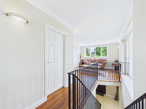 5 bed Detached for sale Image 10