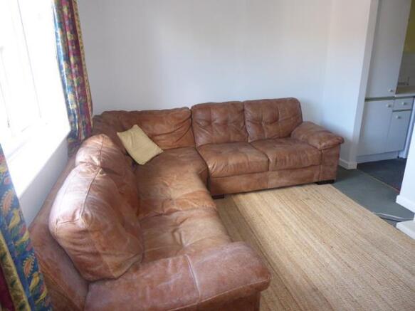 58 Victoria Court Lounge 2