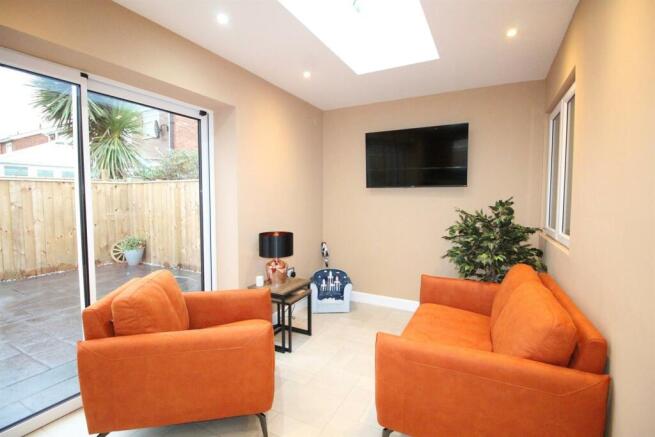 5 Embleton Rd-Kit5.JPG