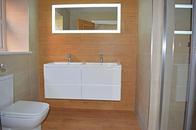 P3 57a Twatling Road, bed 1 ensuite.jpg