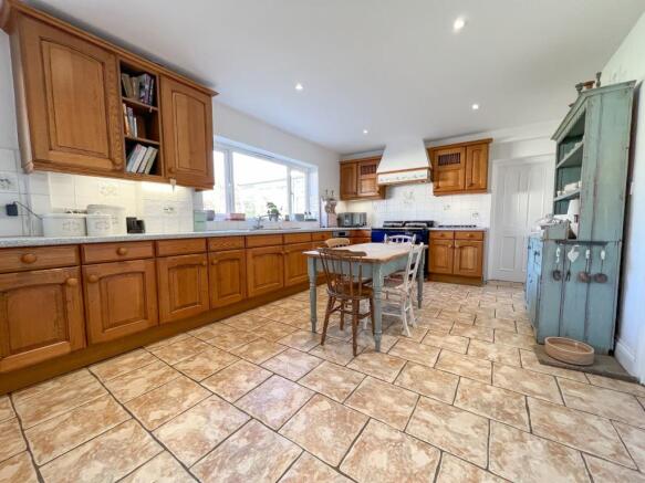KITCHEN/BREAKFAST ROOM