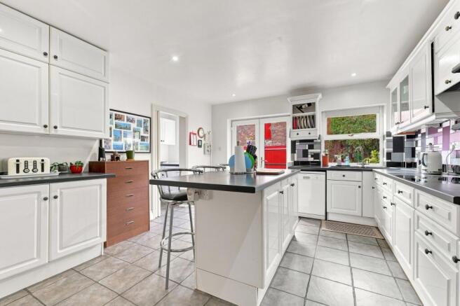 5 bed Semi-Detached for sale Image 11