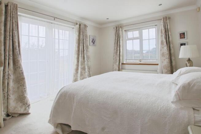 5 bed Detached for sale Image 10