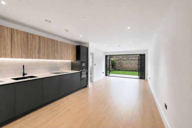 2 bed end terrace to rent Park Road, London W7