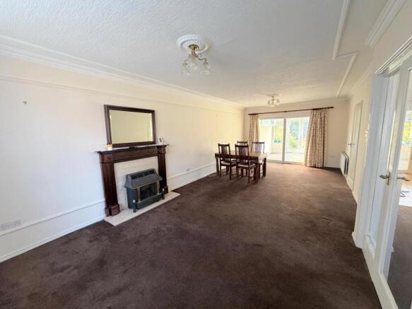 OPEN PLAN LOUNGE/DINING AREA