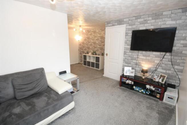 'L' SHAPED OPEN PLAN LIVING./ DINING ROOM