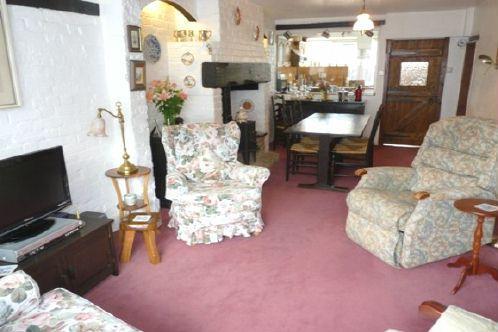 DINING/FAMILY ROOM