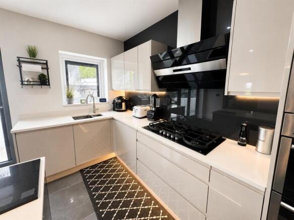 4 bed House for sale Image 7