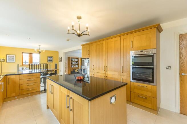 5 bed Detached for sale Image 12