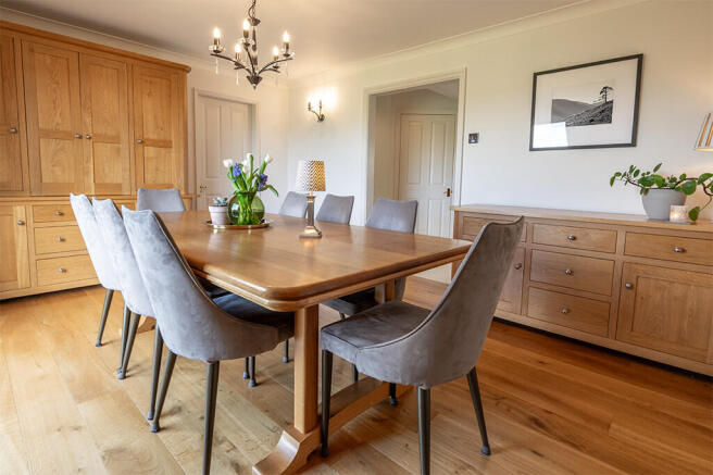 5 bed Detached for sale Image 9