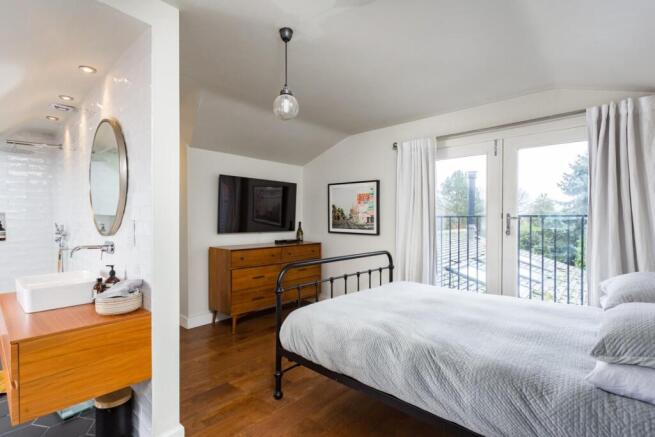5 bed House for sale Image 8