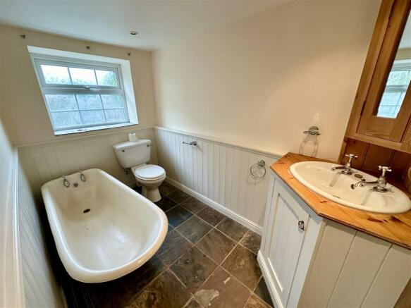 bathroom with roll top bath.JPEG