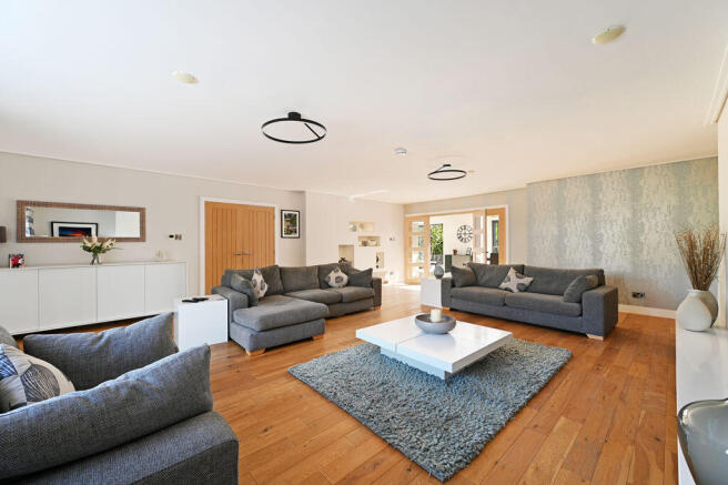 5 bed Detached for sale Image 9