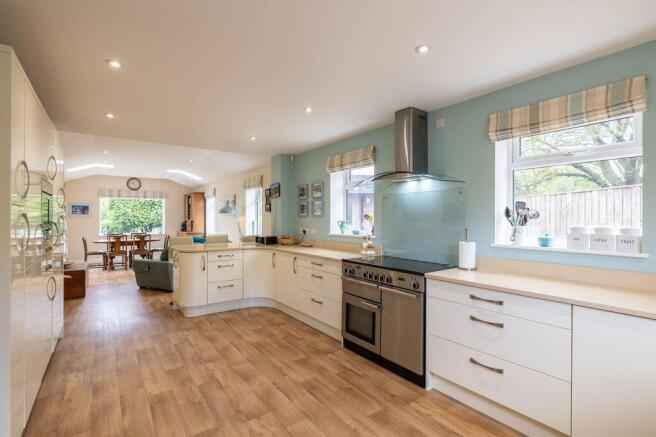 5 bed Detached for sale Image 8