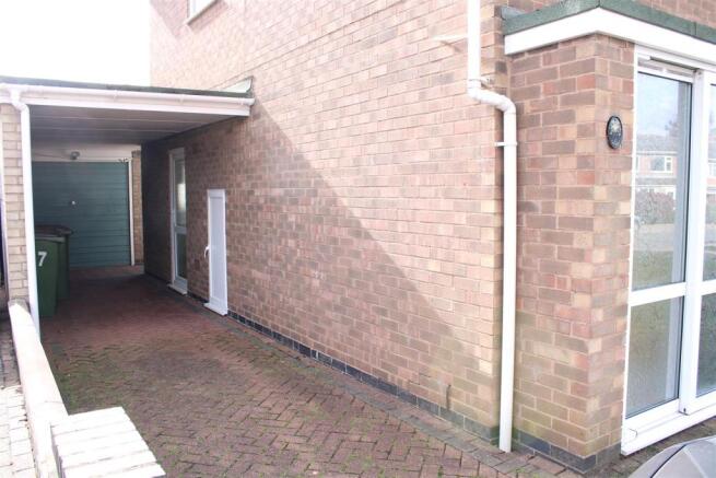 Garage/Carport