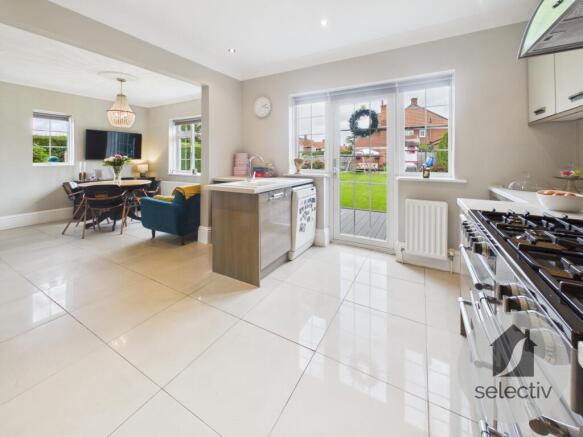 4 bed Semi-Detached for sale Image 8