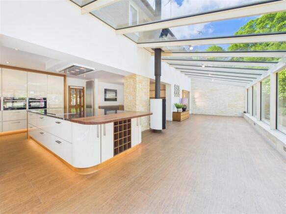 5 bed Detached for sale Image 5