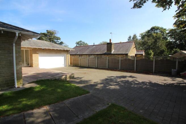 4 bed Detached Bungalow for sale Image 11