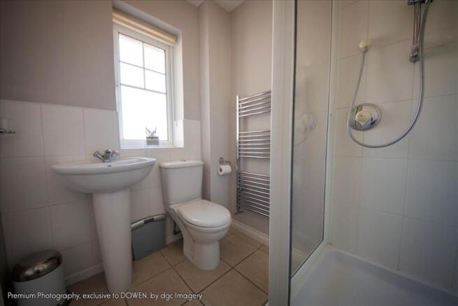 EN-SUITE SHOWER ROOM